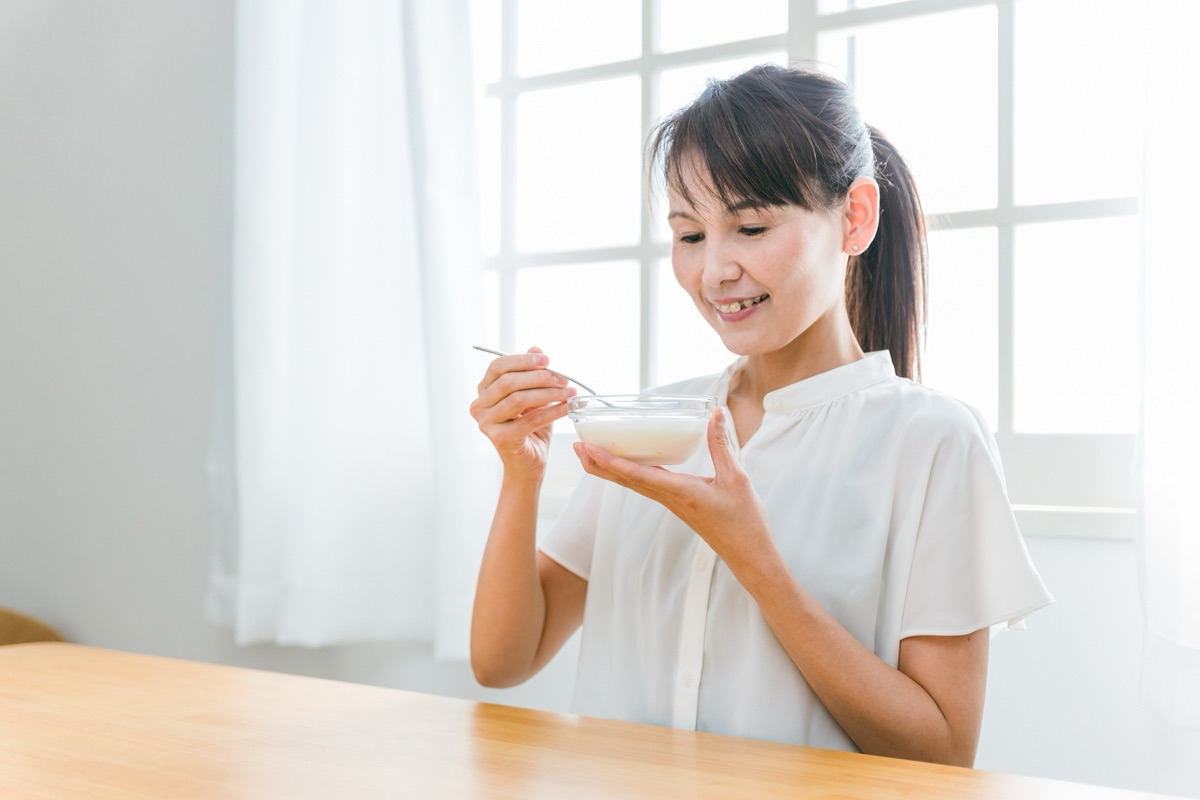 ヨーグルトを楽しむ女性のイメージ