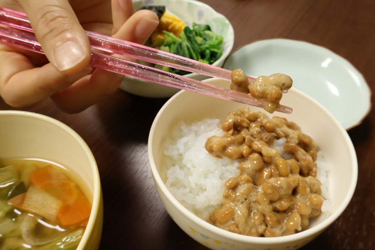 納豆をごはんにかけて食べる和食の朝食のイメージ