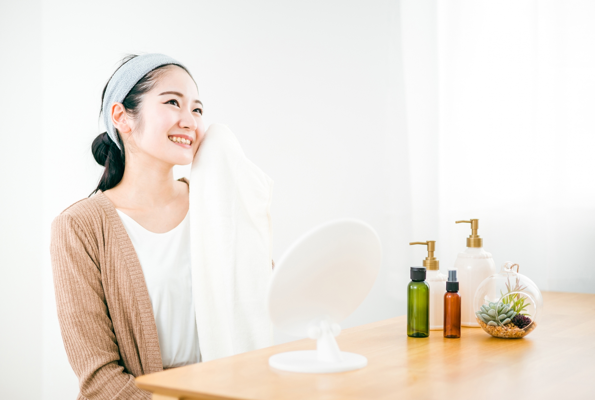 スキンケアを習慣にする女性のイメージ