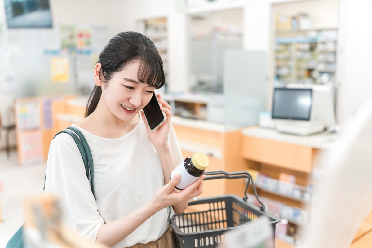 整腸サプリを手に取り選ぶ女性のイメージ