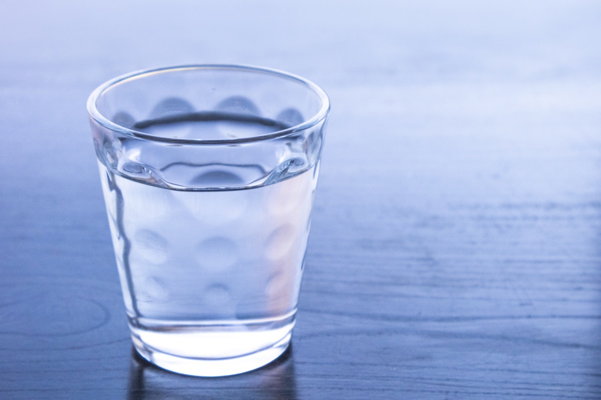 水を注いだグラス|よく薄めて飲むイメージ