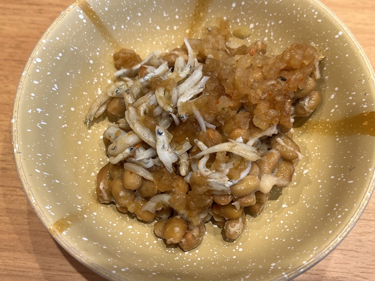 キャベツと納豆を並べた食卓｜取り入れる前の注意点のイメージ