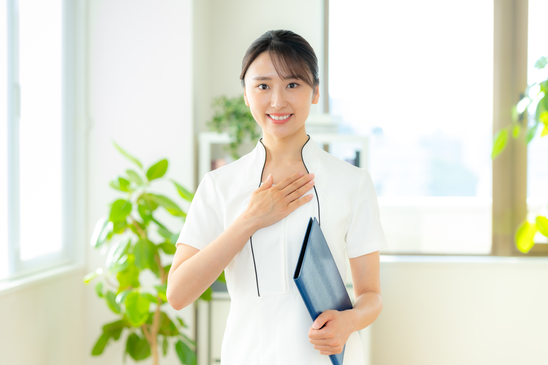 体調に気を配りながら休息する女性