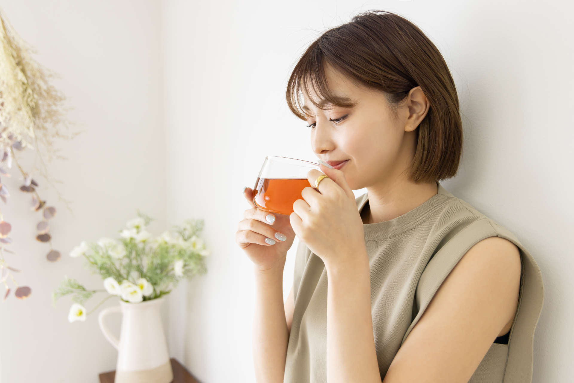 体調に気を配りながら相談・休息する女性