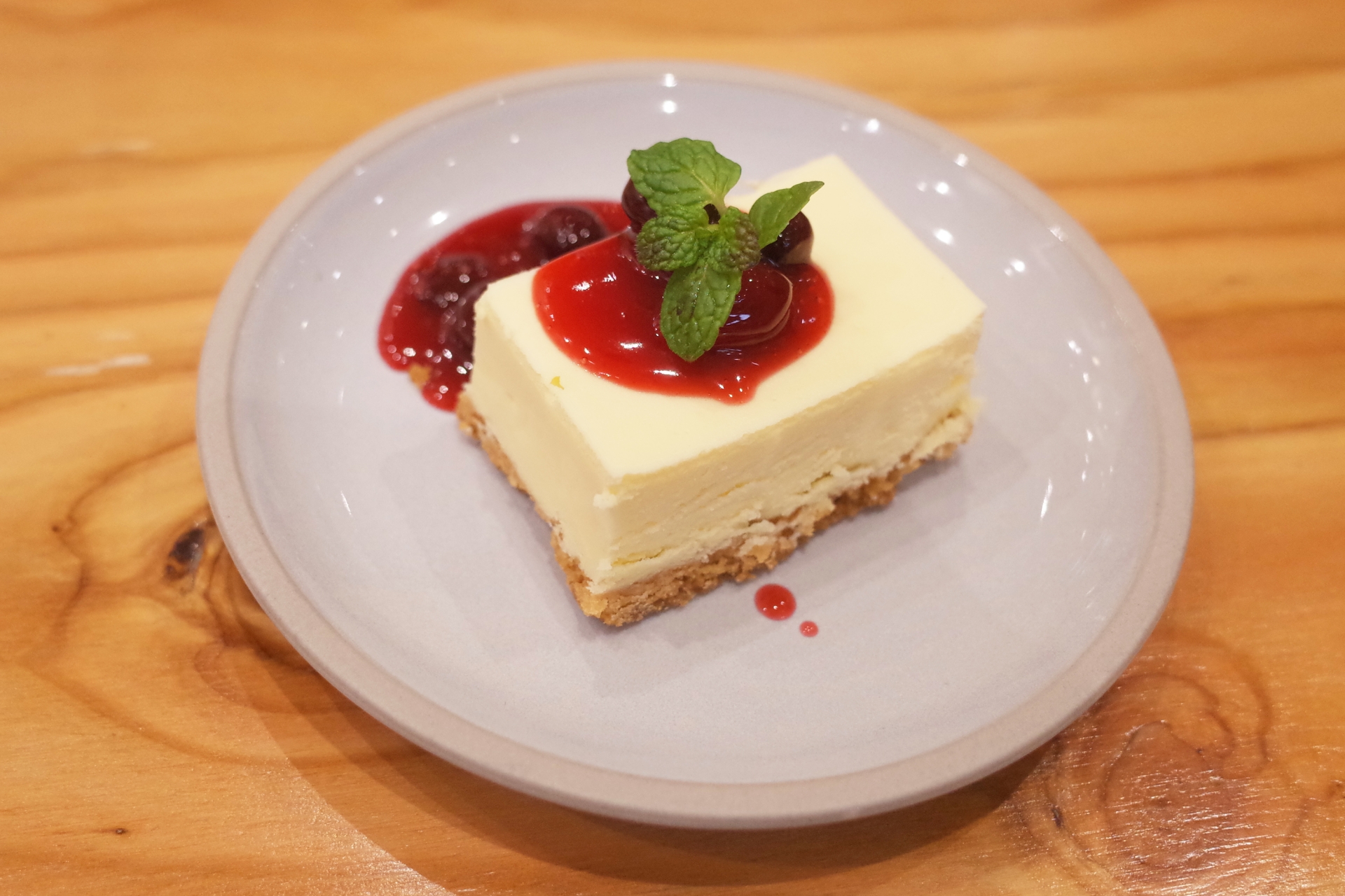 チーズケーキにフルーツをトッピングしたアレンジ例