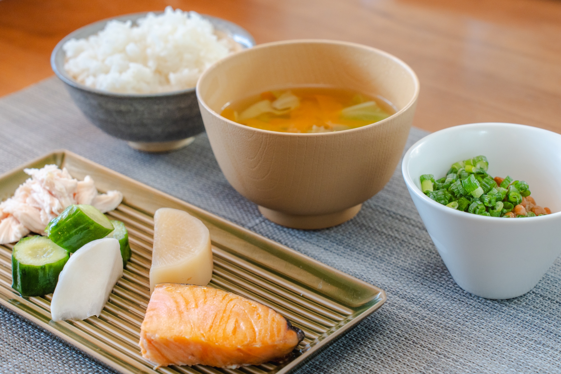 無糖ヨーグルト・納豆巻き・海藻サラダ・バナナなどコンビニで買える腸活食材|続けやすい腸活のイメージ