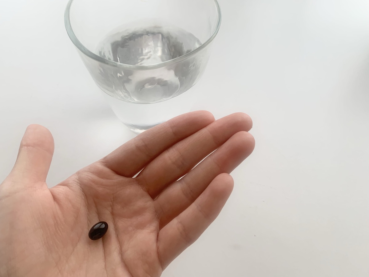 毎日のケア用品と水を並べて手に取る様子｜口内環境を整える習慣化のイメージ