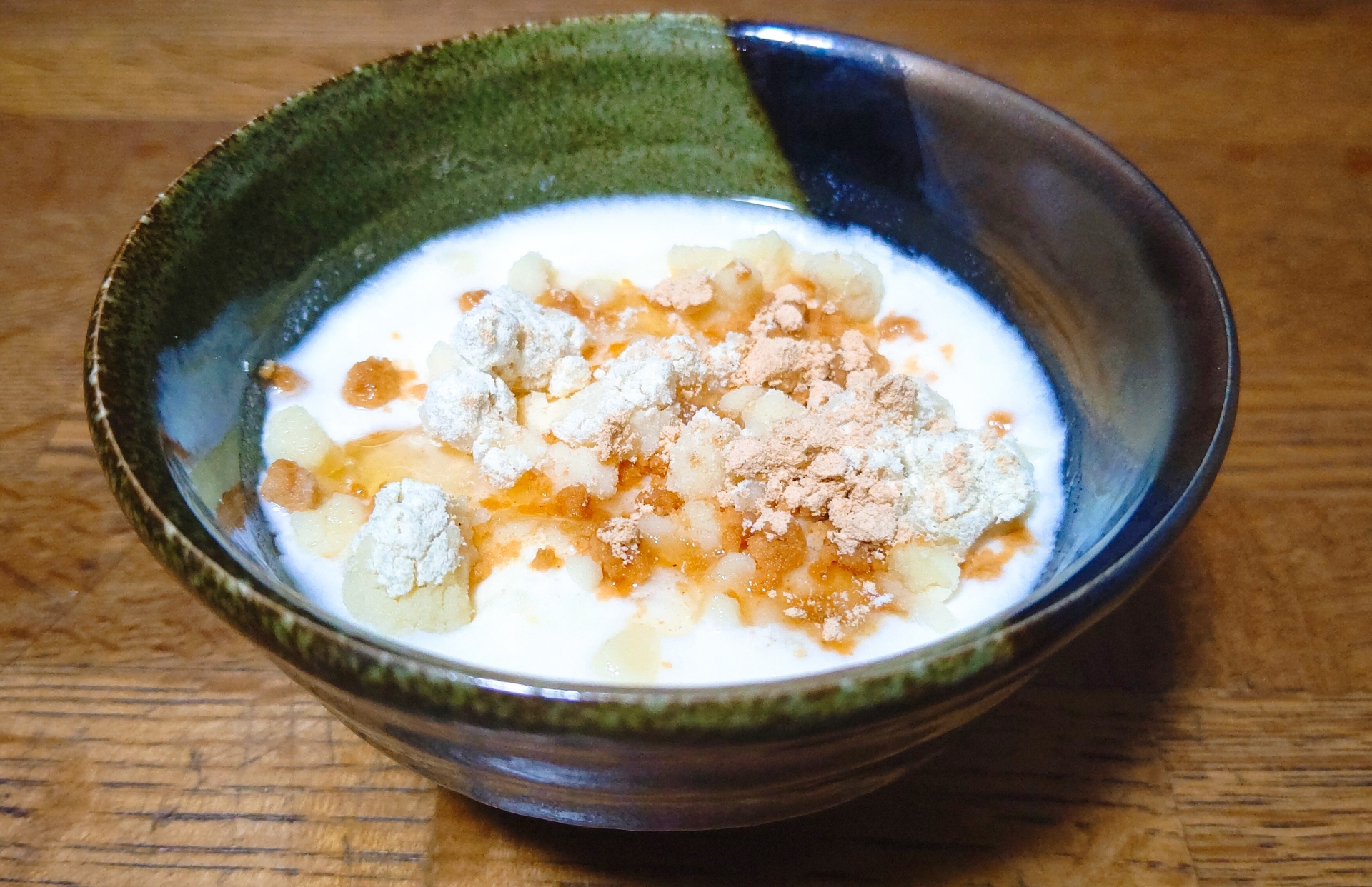ヨーグルトにベリーをのせた腸活デザートとさつまいものおやつ|間食を腸活仕様にするイメージ