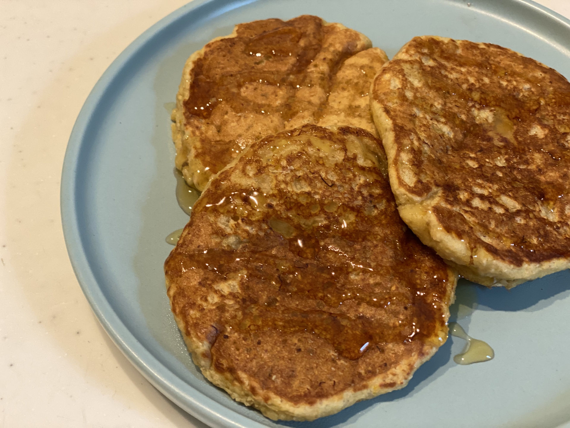 フルーツを添えた軽やかなヘルシーパンケーキ｜ダイエット中の食べ方の工夫のイメージ