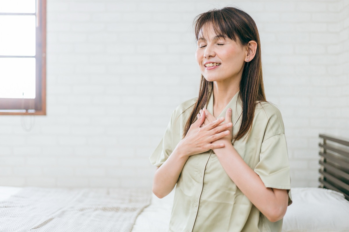 すっきりした表情で朝を迎える女性のイメージ
