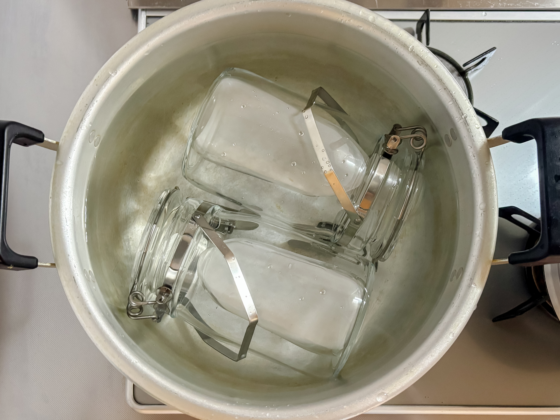 容器を熱湯消毒している様子