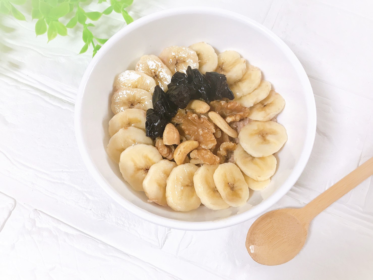 冷蔵庫やテーブルに用意されたヨーグルトと日々の習慣を感じさせる食卓|続ける習慣のイメージ