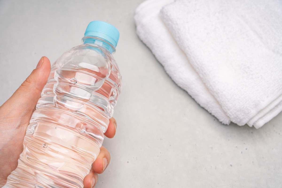 飲む前にラベルを確認する女性｜コンブチャを飲むときの注意点のイメージ