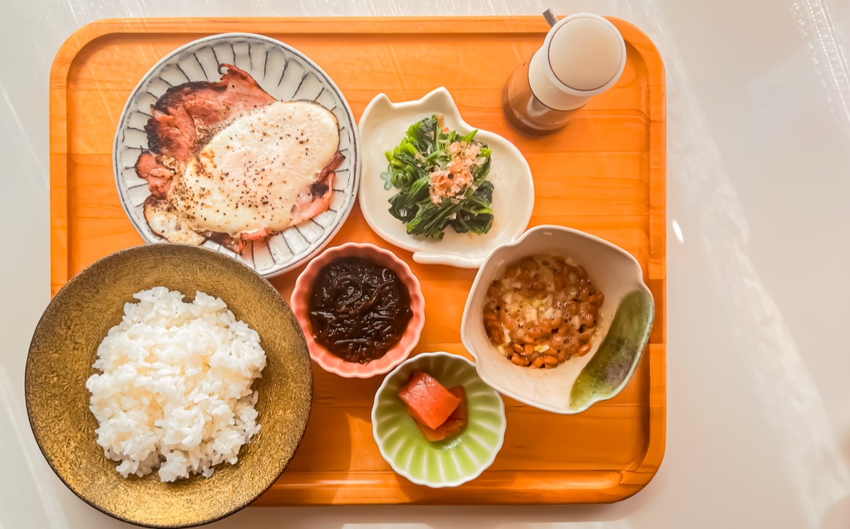 納豆を含む和朝食の食卓｜毎日の習慣にするイメージ