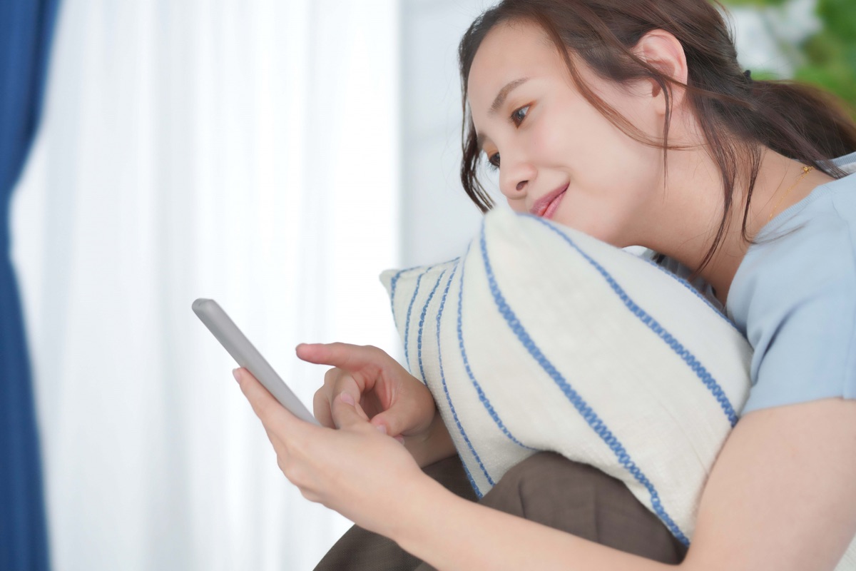 疑問を思い浮かべる女性のイメージ