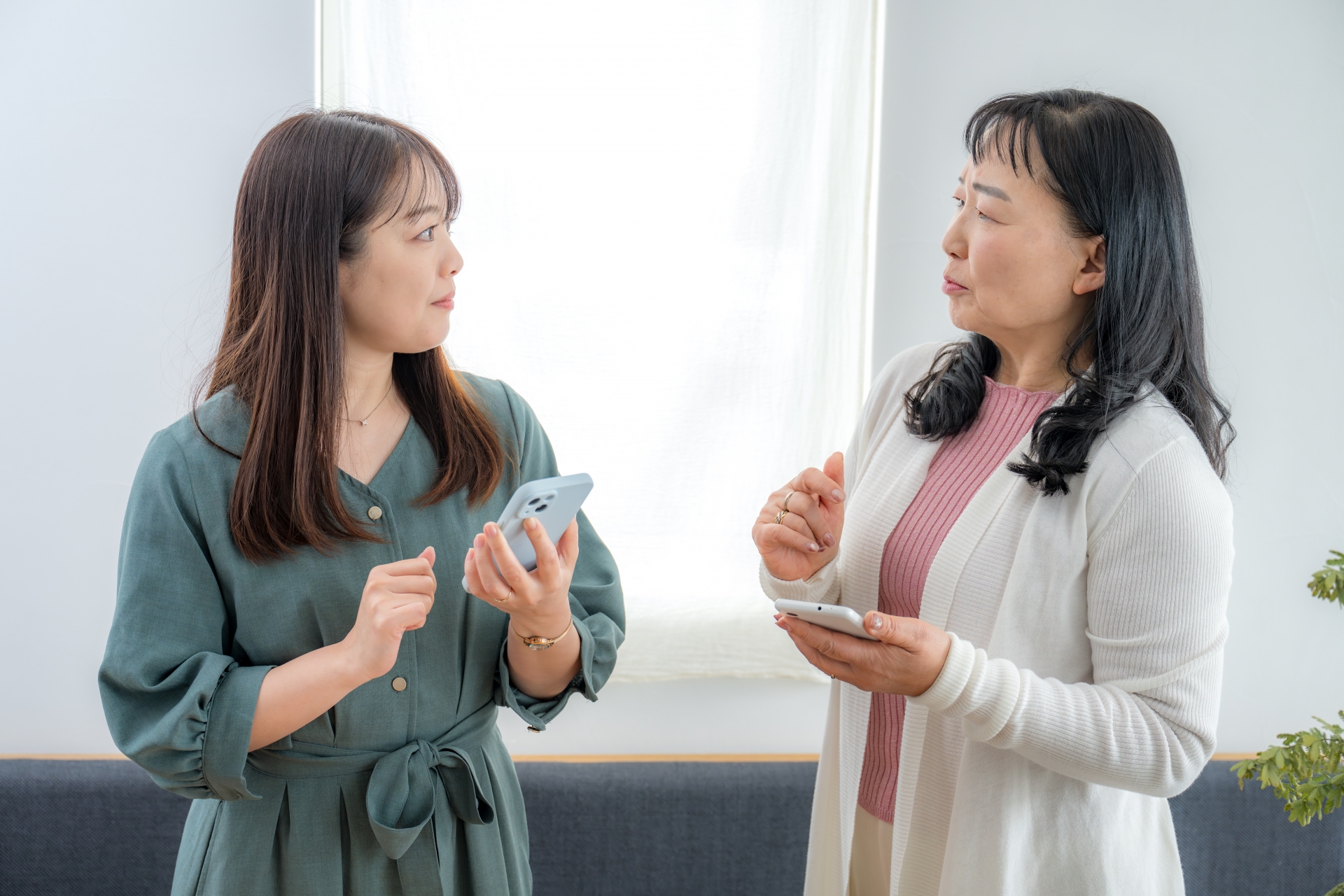 疑問を思い浮かべる女性