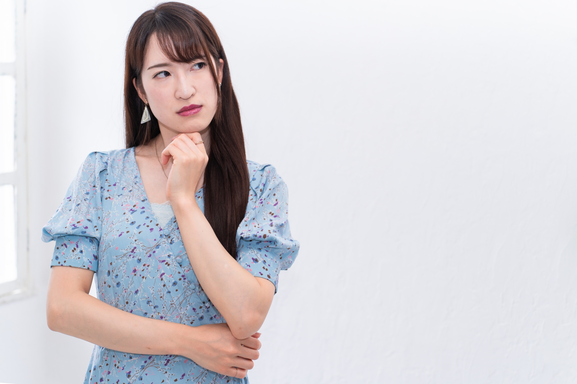 疑問を思い浮かべる女性