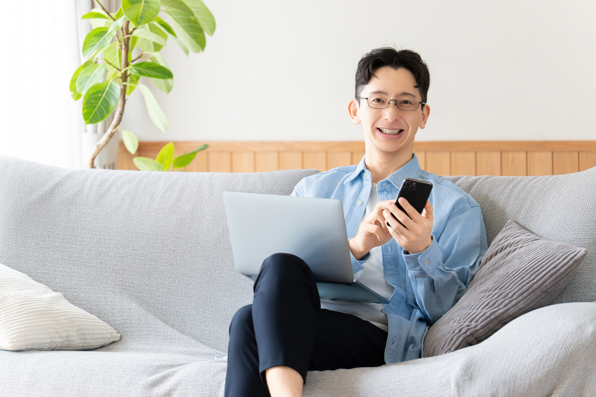 スマホでサロンを探す男性のイメージ