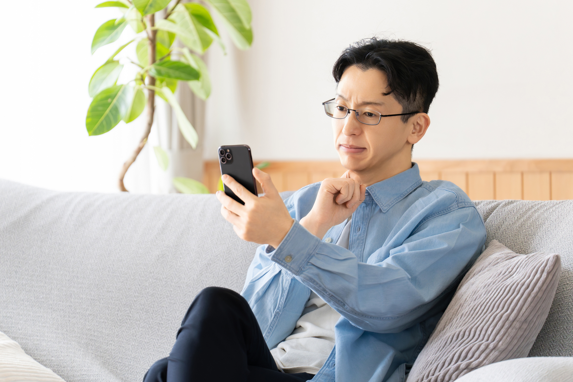疑問を思い浮かべる男性