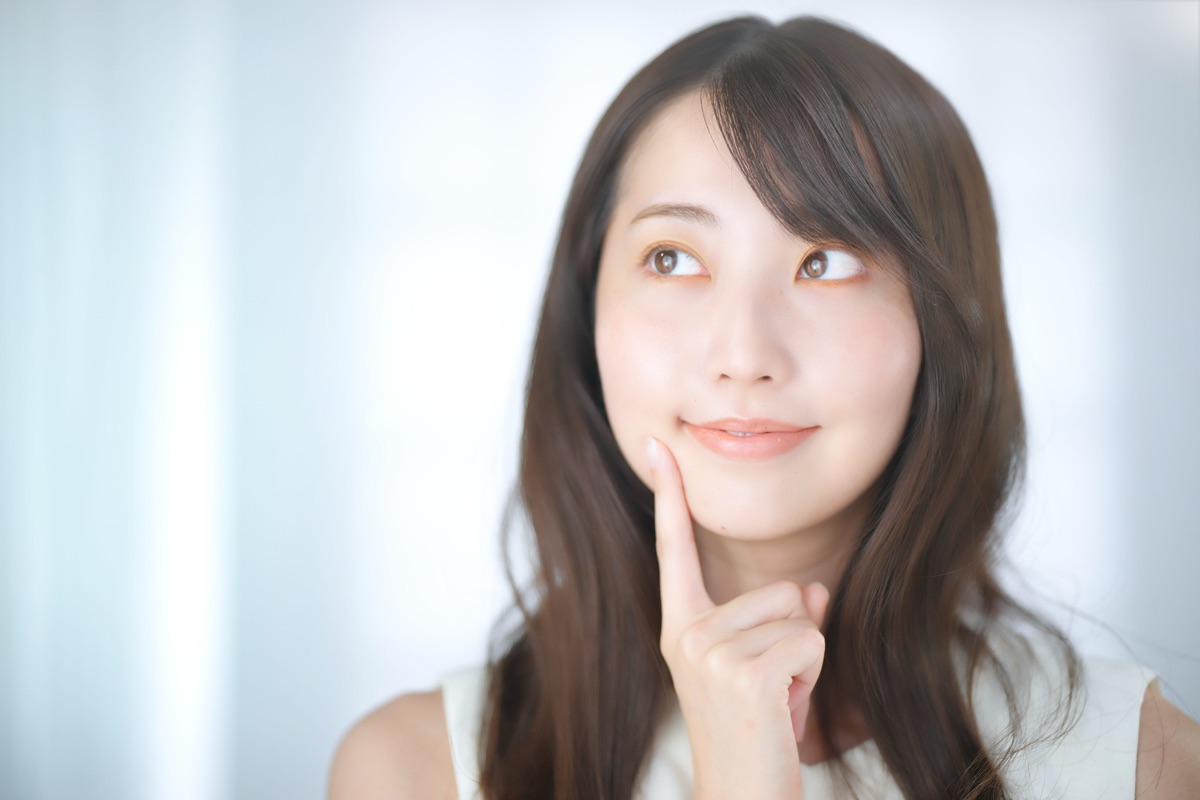 疑問を思い浮かべながら考える女性のイメージ