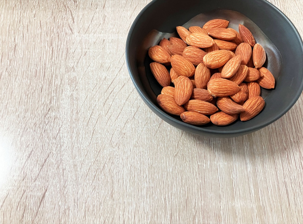 アーモンドの粒｜皮ごと食べられる木の実のイメージ