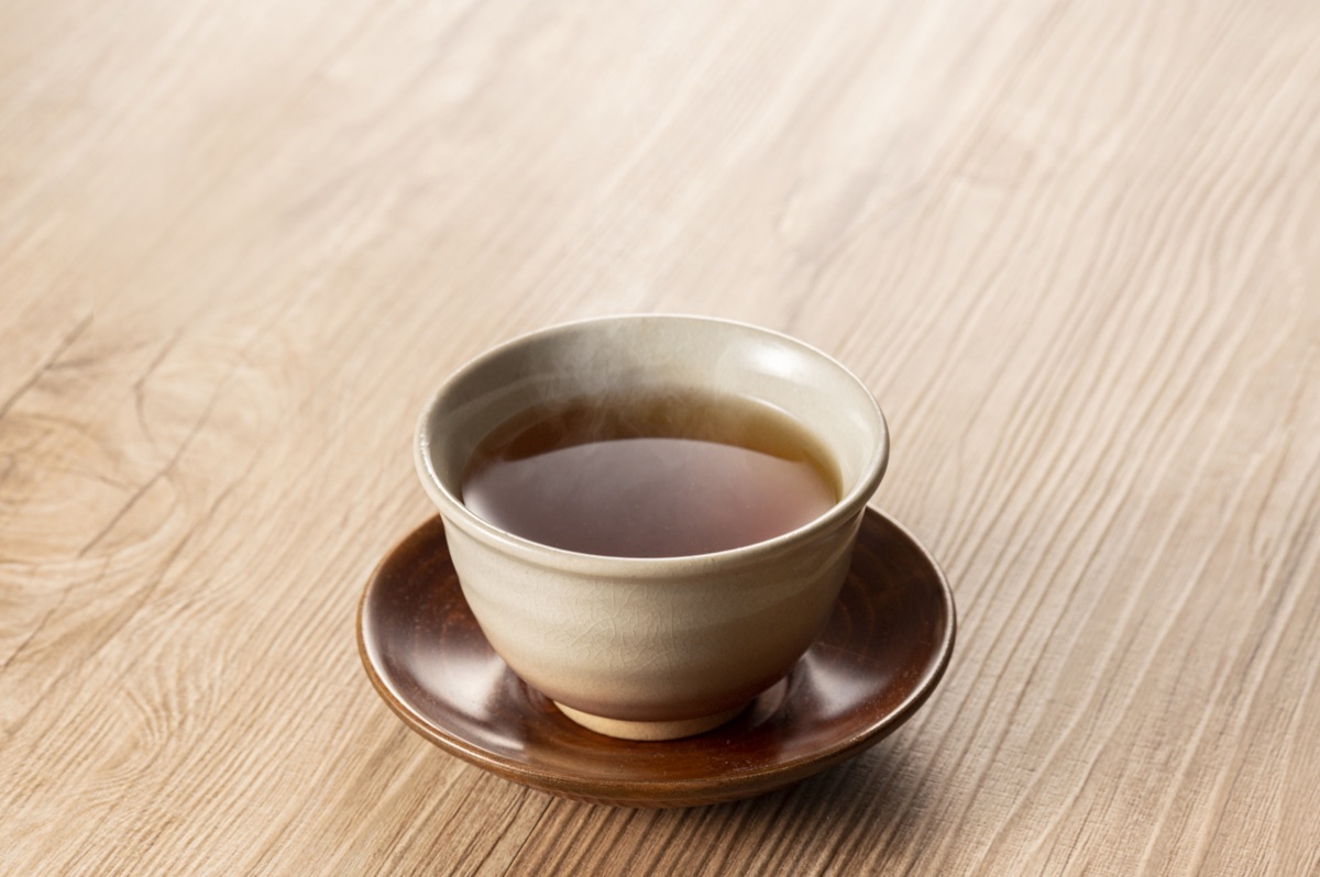 ほうじ茶の湯呑み｜香ばしい日本茶のイメージ
