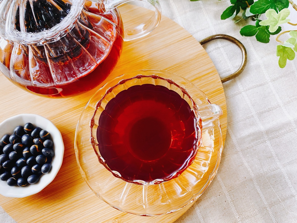 黒豆茶のカップと黒豆|ノンカフェイン茶のイメージ