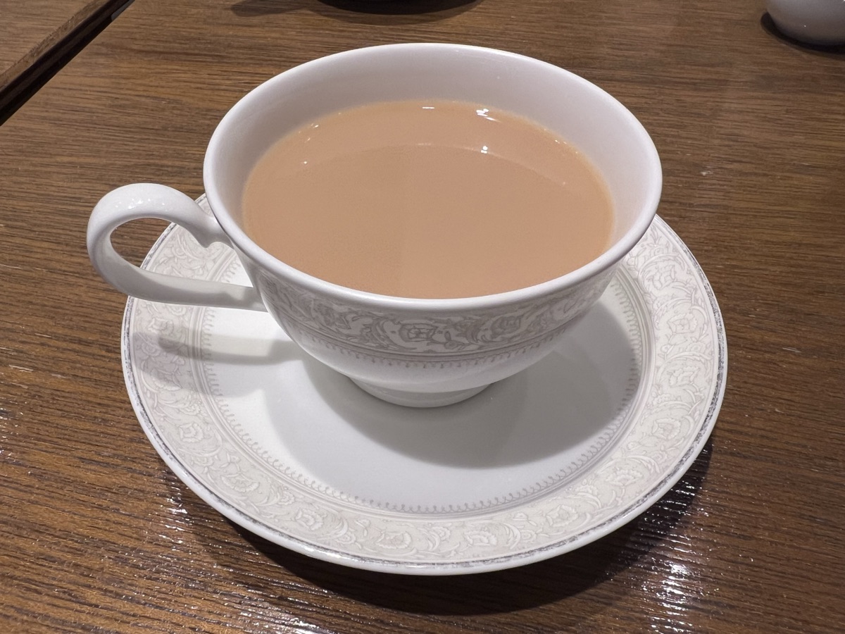 湯気の立つ温かい飲み物｜のどをうるおすイメージ