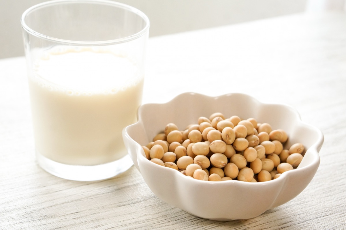 豆乳のグラス｜大豆を搾った飲み物のイメージ