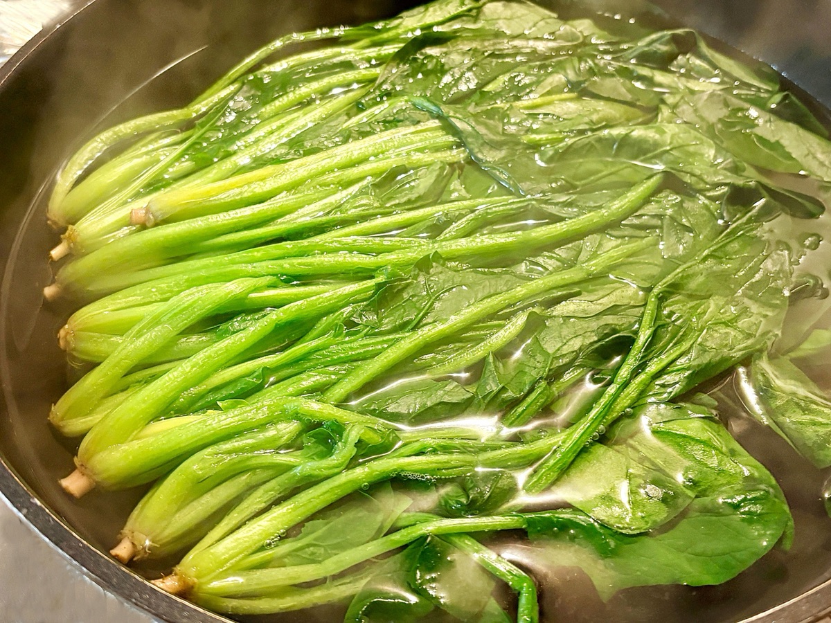 下ゆでするほうれん草｜アク抜きのイメージ