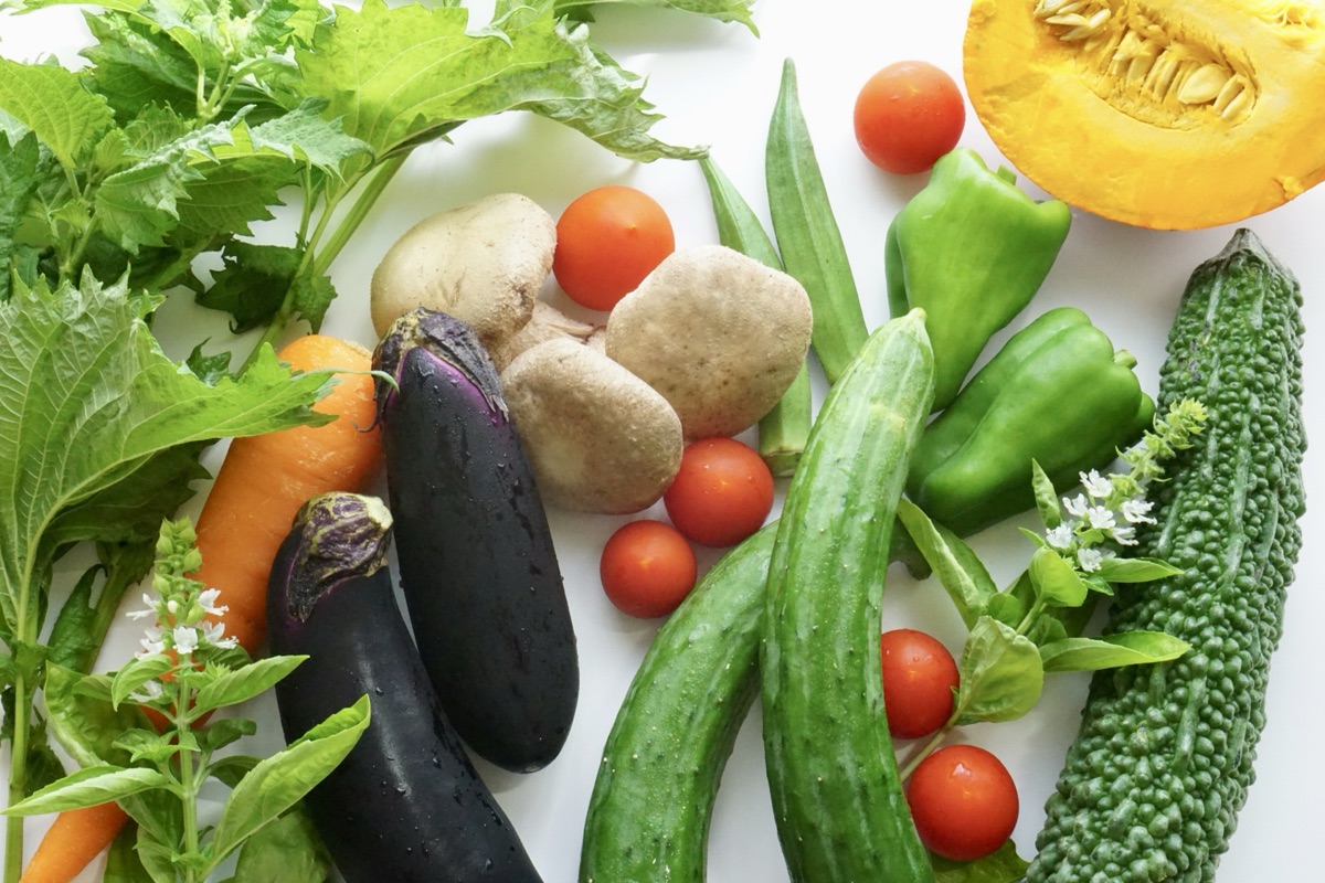 緑黄色野菜や果物、ナッツを小皿に分けて並べた栄養バランスを意識した食卓