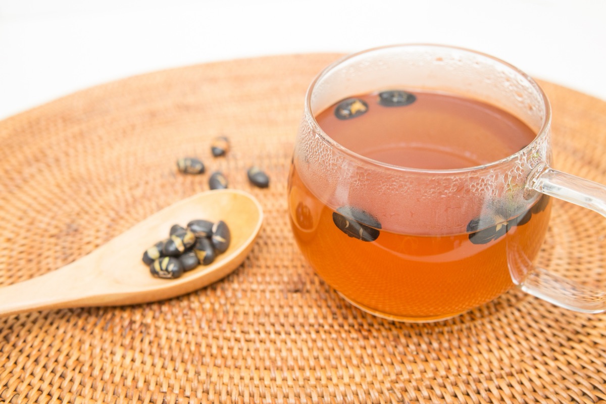 黒豆茶のグラス|量を意識するイメージ