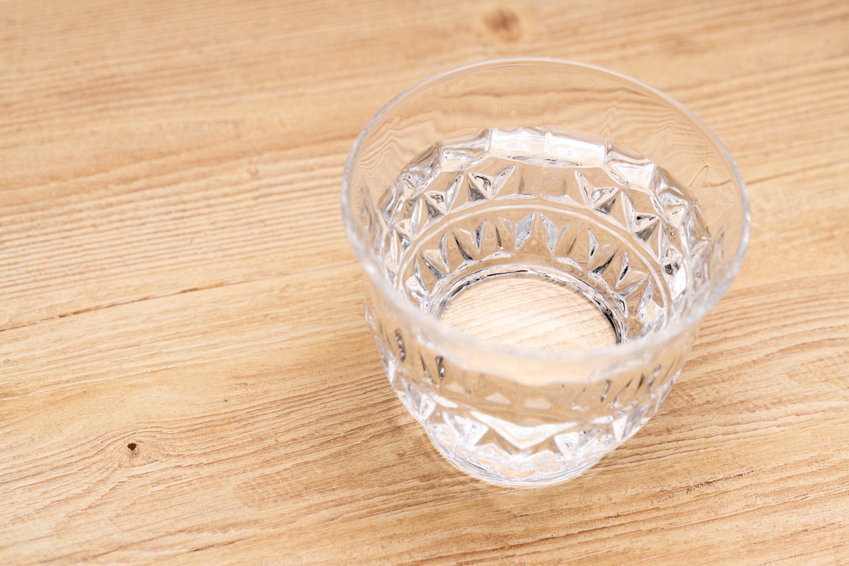 コップの飲み物|こまめな水分のイメージ
