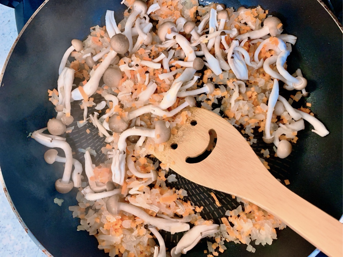 加熱したしめじ料理|火を通して食べるイメージ