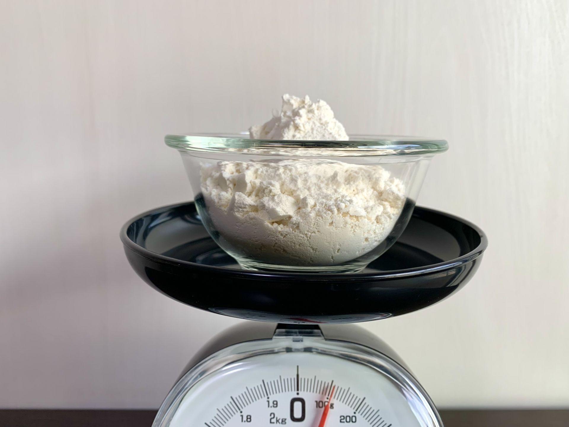 計量スプーンで食材を量る手元、目安量を表現