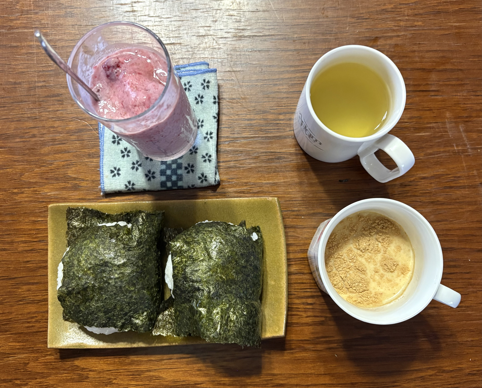 乳酸菌飲料や緑茶など悪玉菌対策の飲み物を並べたテーブル