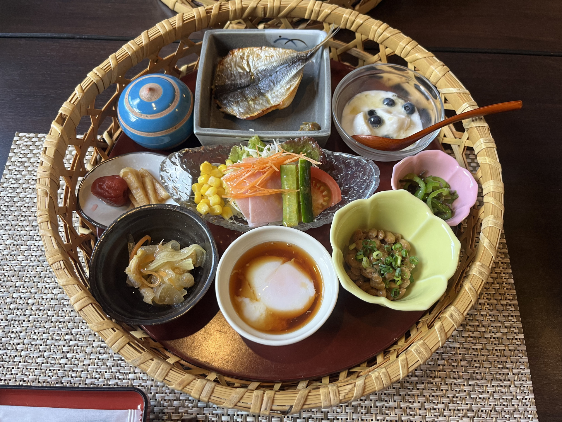 食物繊維と発酵食品が並ぶ食卓