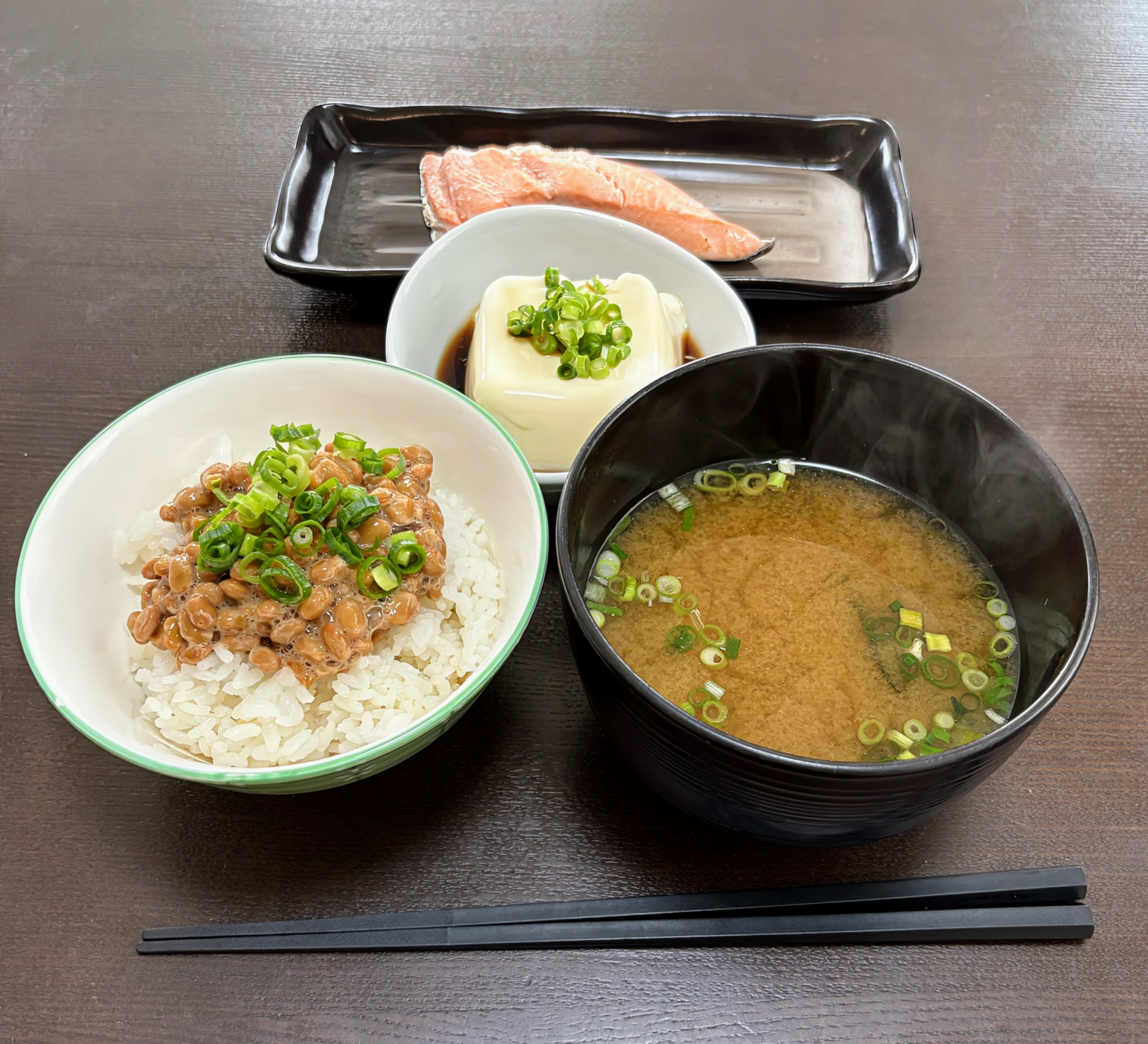 朝食のテーブルに並んだヨーグルトと食器の風景