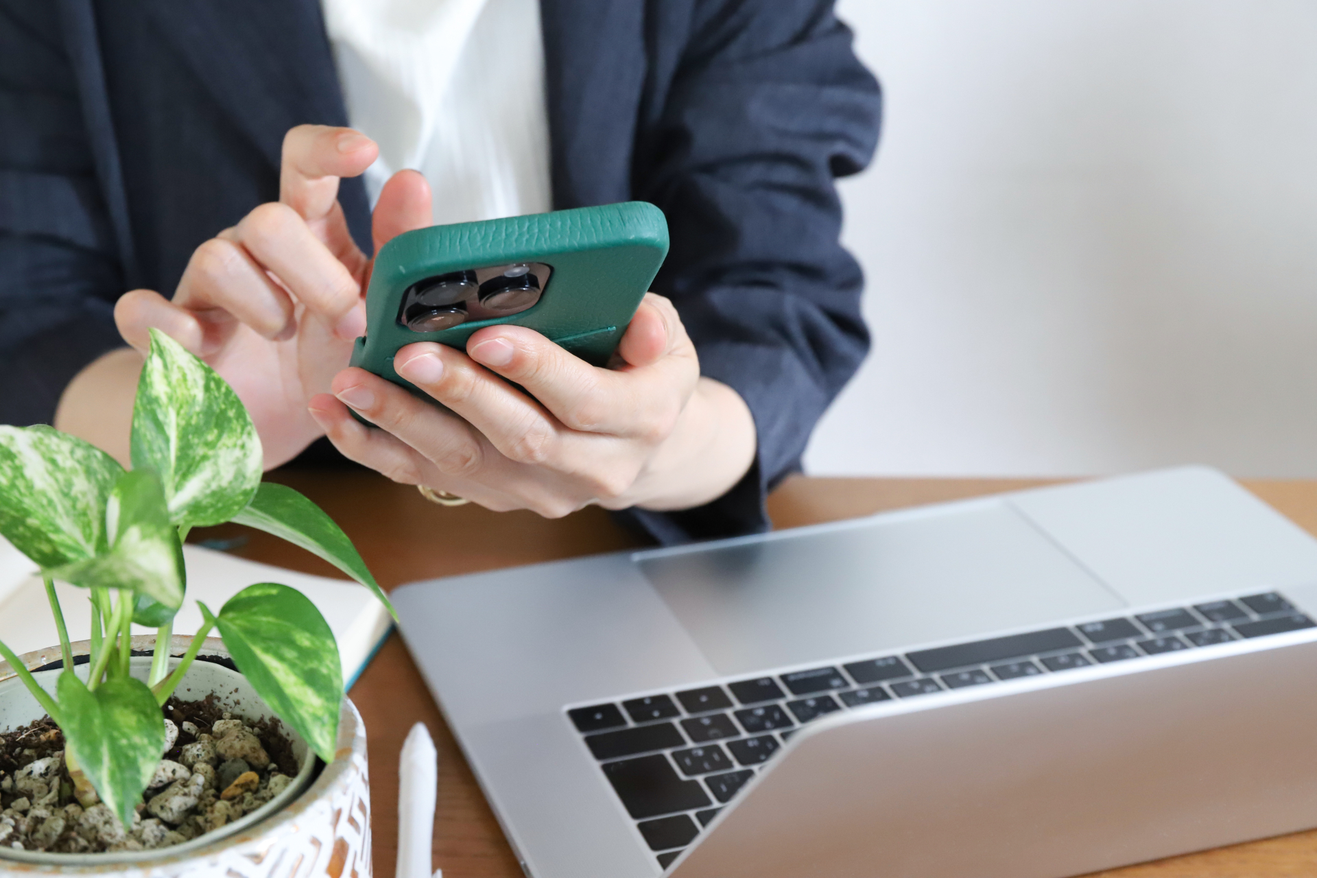スマートフォンで口コミを確認する手元