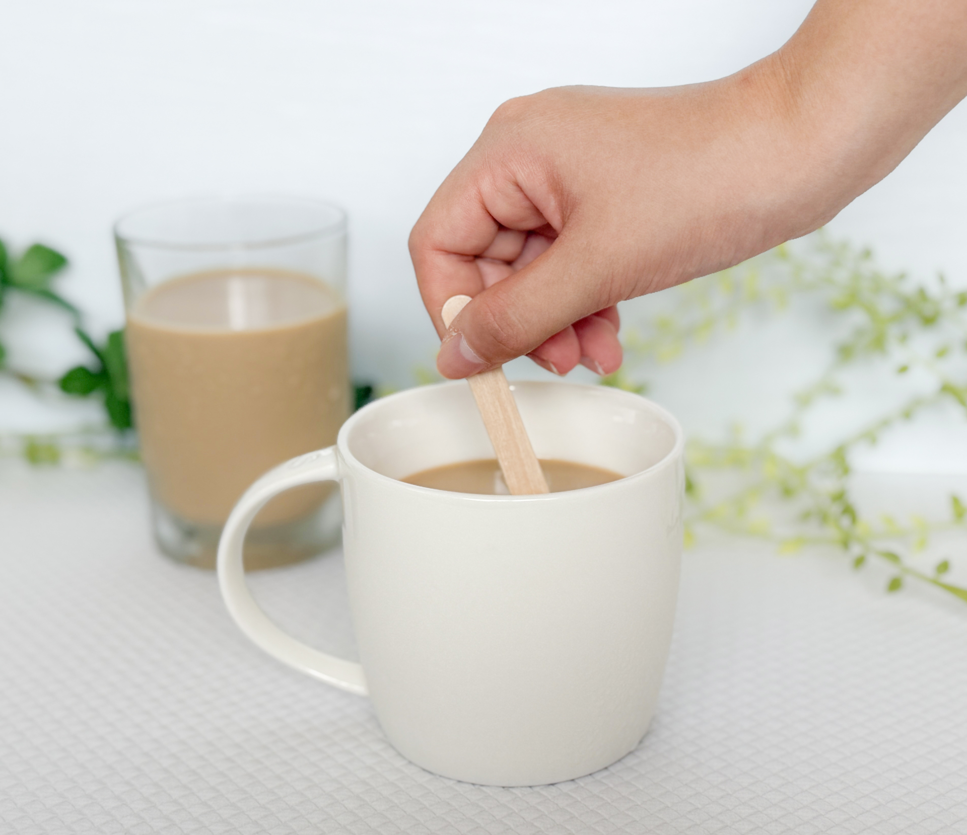 食物繊維パウダーを飲み物に溶かし入れる手元