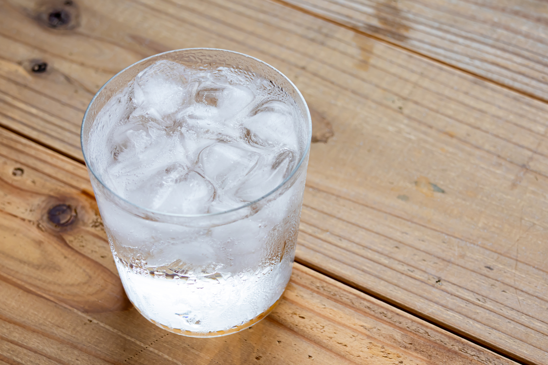 コップに水を注ぐ手元だけのクローズアップ