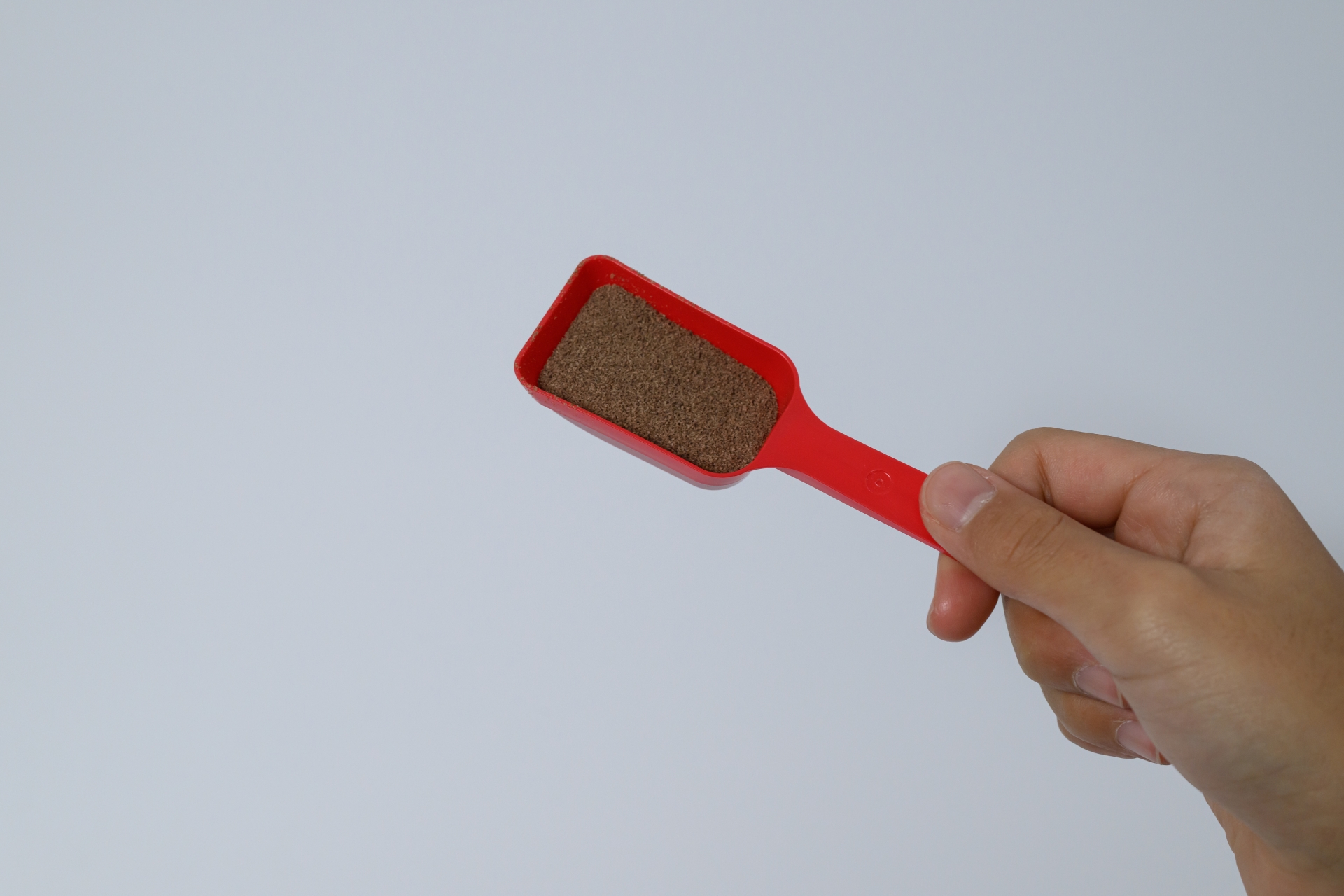 食事の際に粉末を加えるタイミングを示す食卓