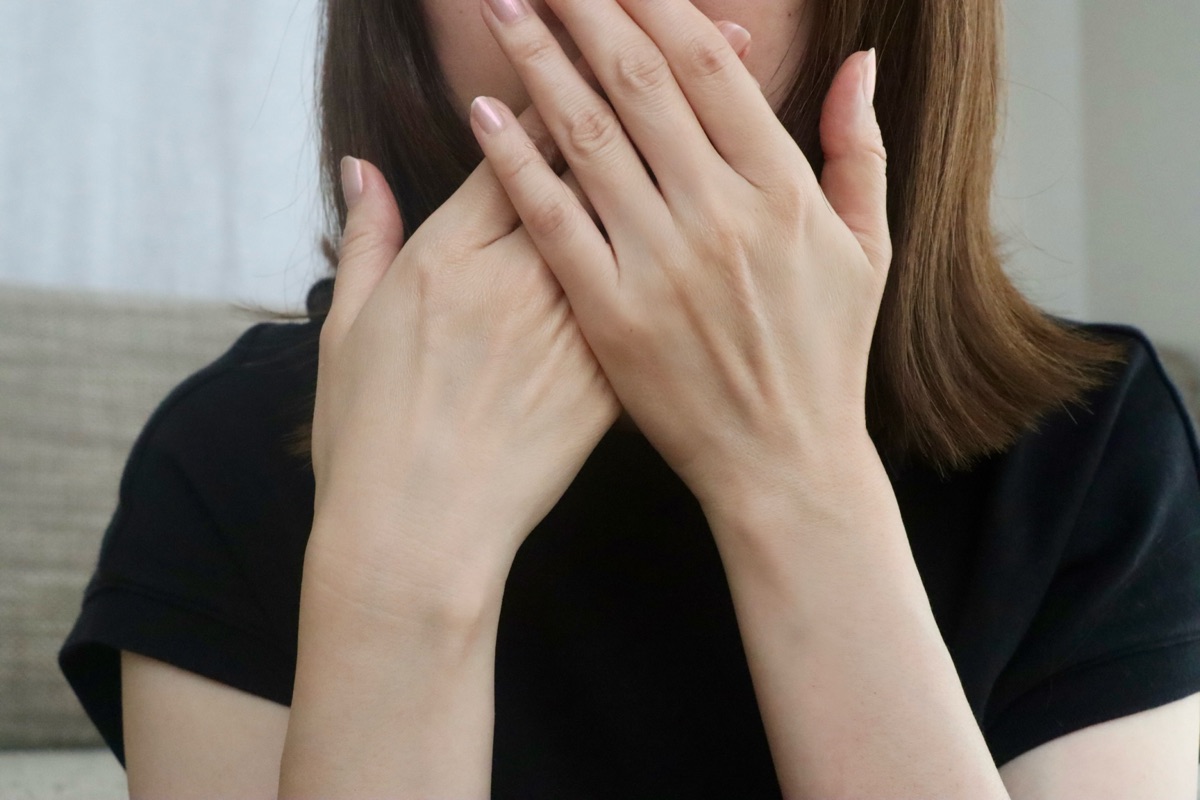 洗面所で歯磨きをする女性の手元