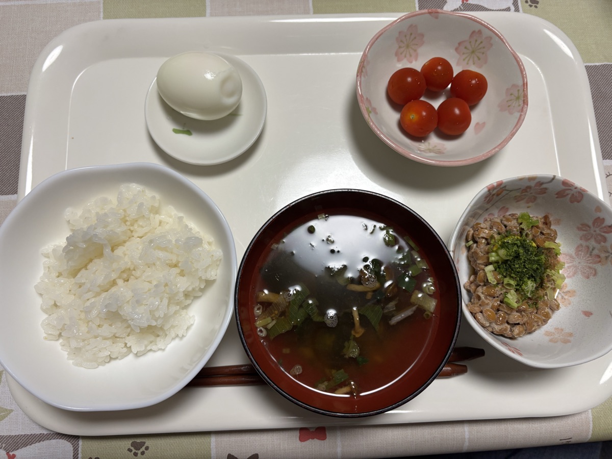 発酵食品と野菜が並ぶ食卓