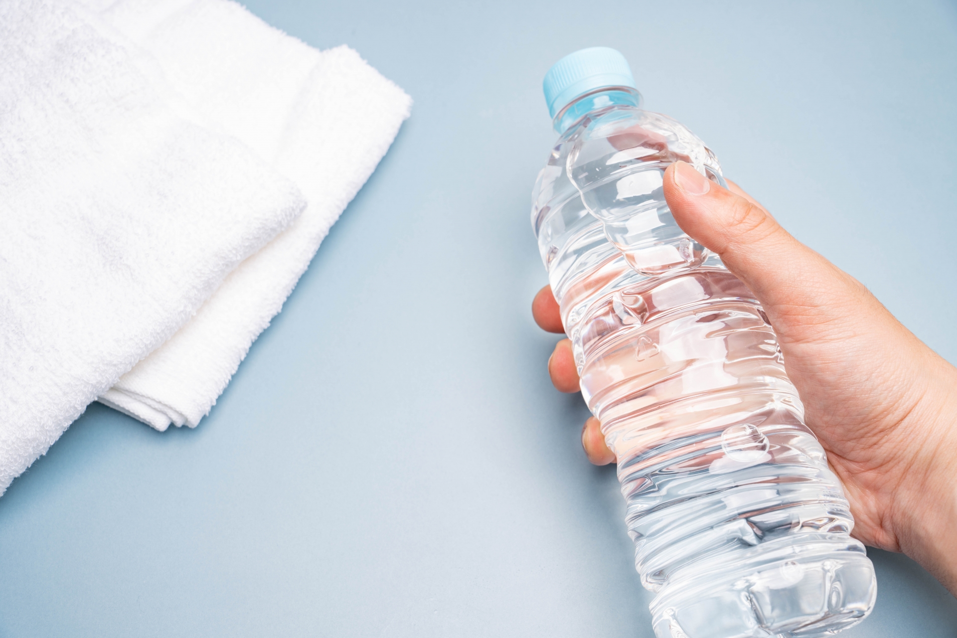 食後に水を用意して摂るタイミングを示す手元