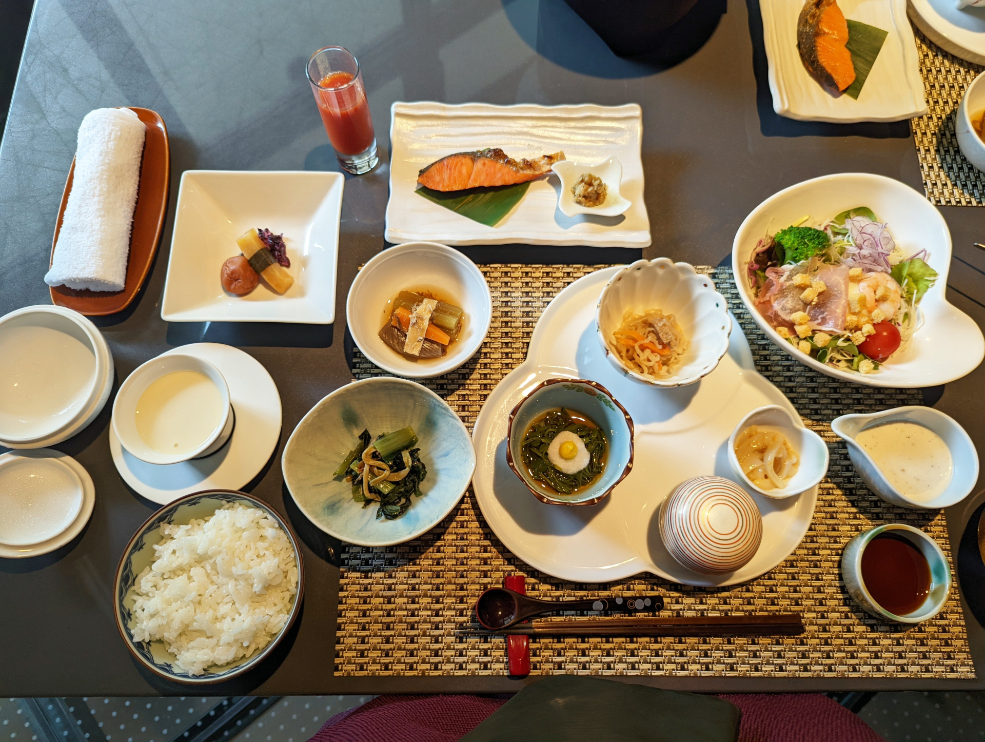 食事のタイミングを意識する食卓と時計の様子