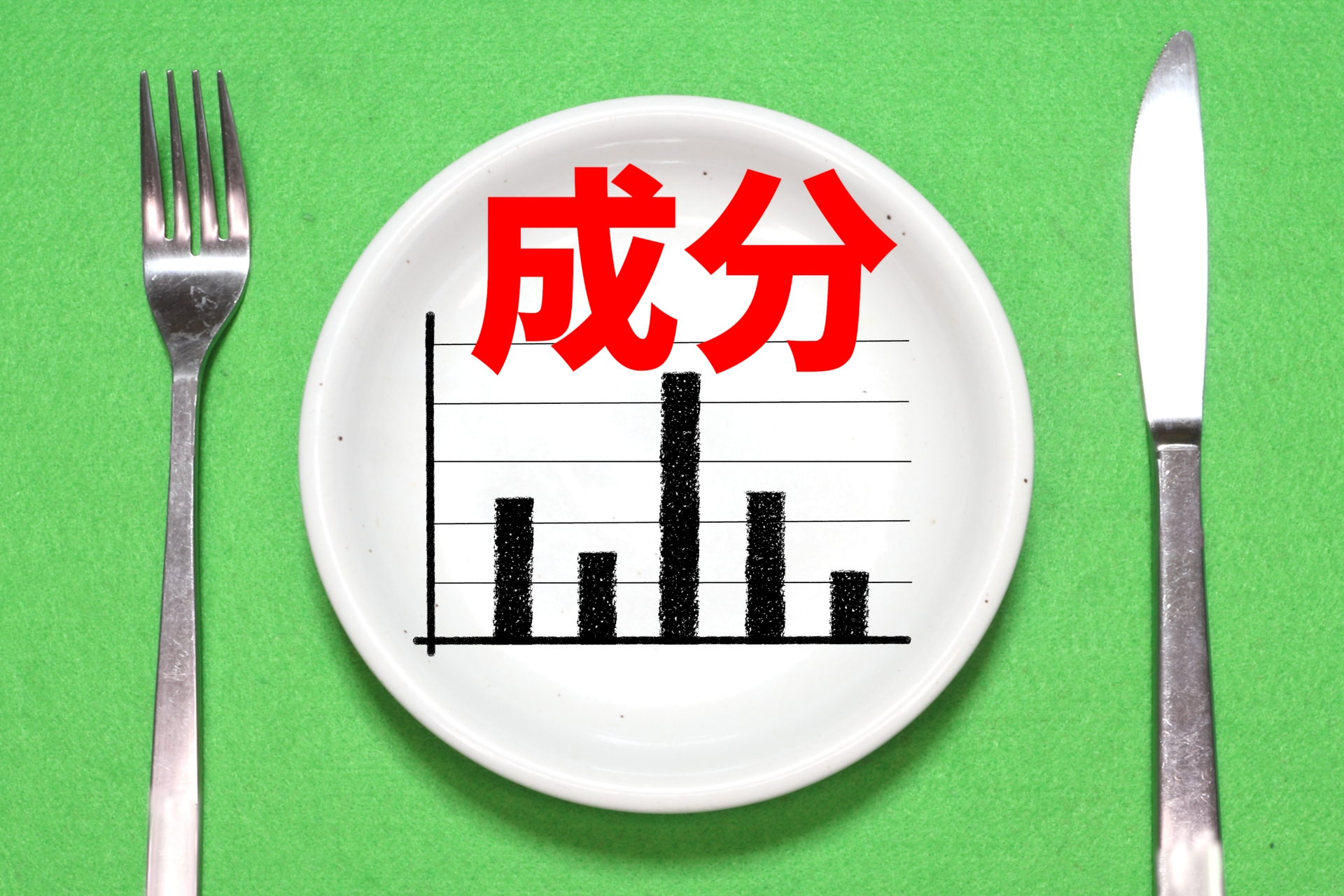 注意点を確認するように成分表示を見る手元
