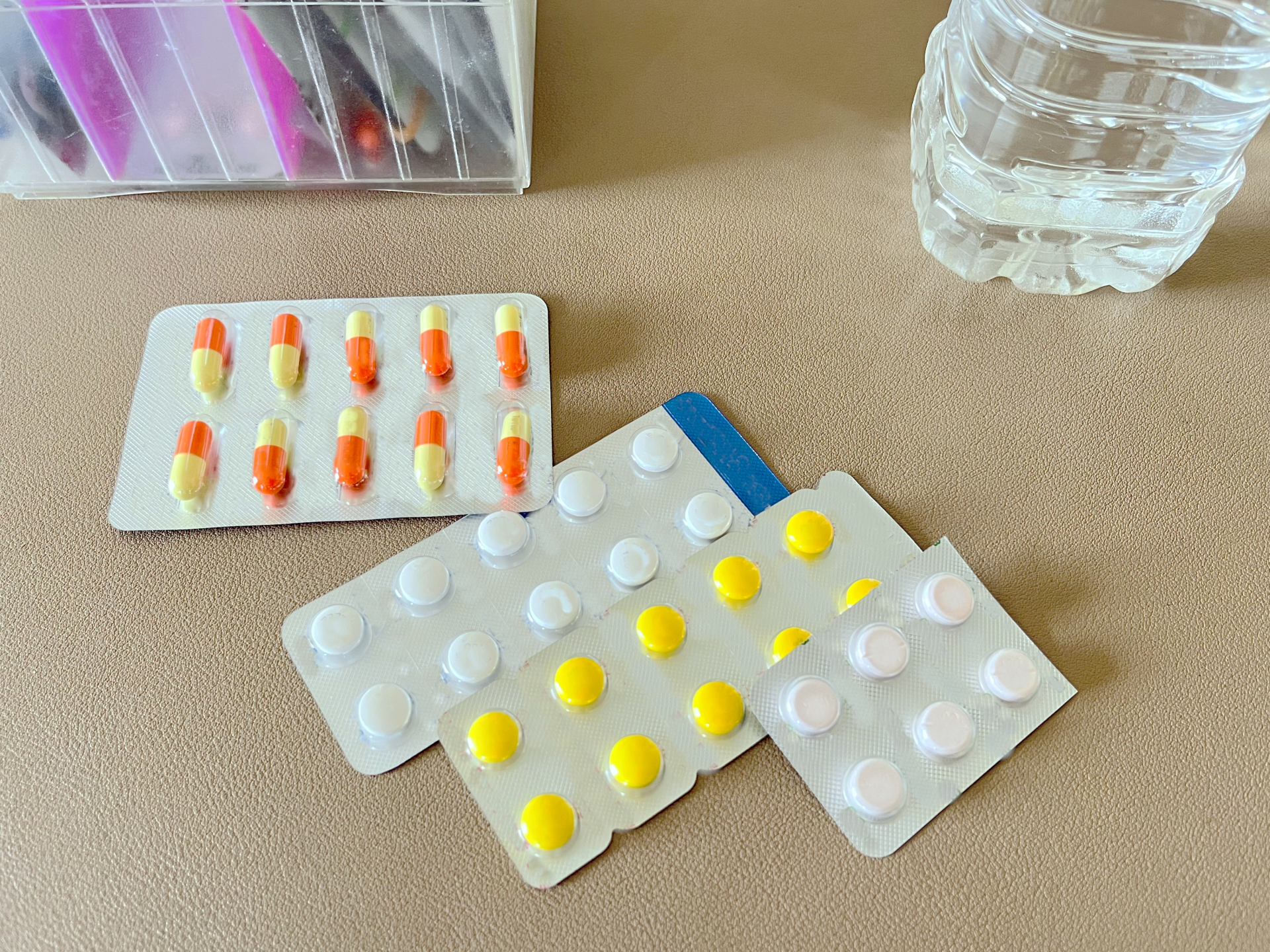 正しい飲み方を意識して水と一緒に服用する様子