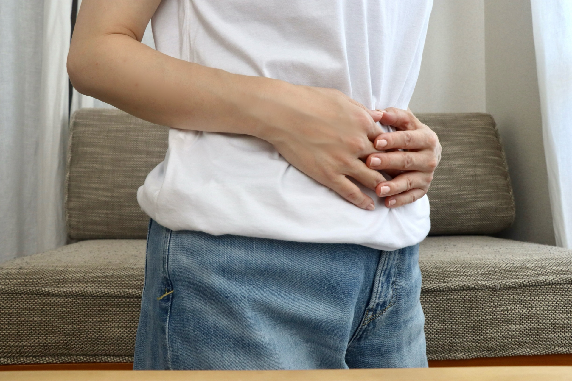 整腸剤を手に取りお腹の調子を気遣う様子
