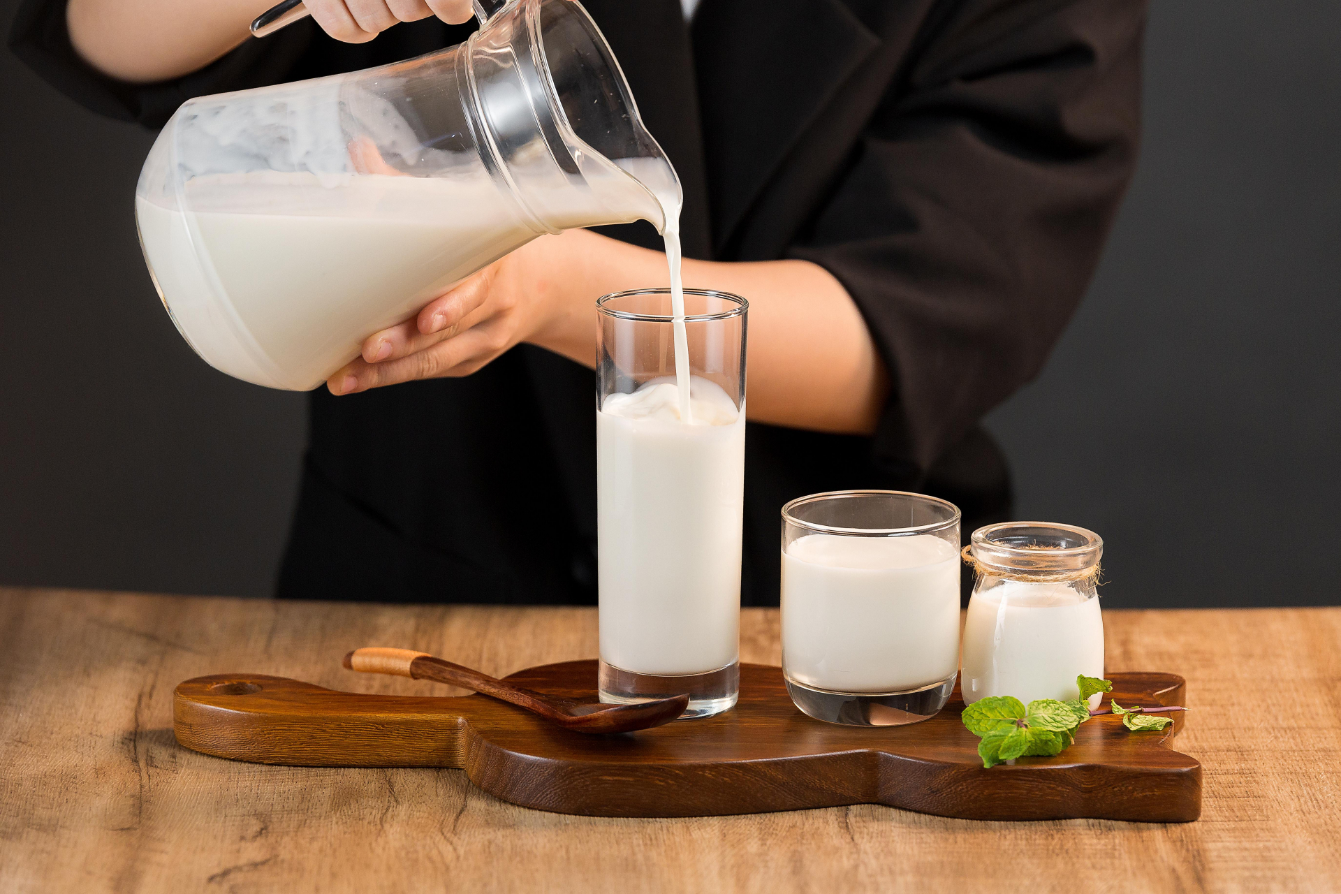冷蔵庫から乳酸菌飲料を取り出す手元のカット